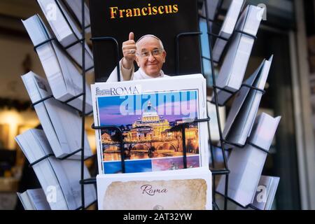Roma, Italia - 29 dicembre 2019: Papa Francesco su una cartolina a Roma Foto Stock