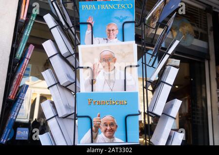 Roma, Italia - 29 dicembre 2019: Papa Francesco su una cartolina a Roma Foto Stock