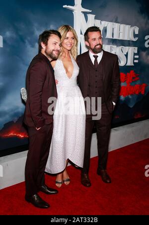 Los Angeles, CA - 29 gennaio 2020: Charlie Day, Kaitlin Olson e Rob McElhenney partecipano alla prima di Apple TV + 'quest: Raven's Banquet' a Foto Stock