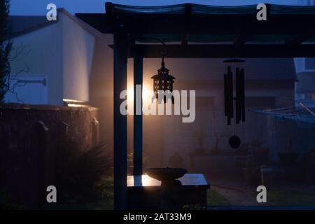 Misty mattina in un giardino sul retro con la luce di sevurity su Northampton, Regno Unito. Foto Stock