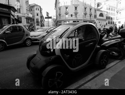 Roma, Italia - 30 dicembre 2019: Auto elettrica Renault Twizy parcheggiata in un piccolo spazio tra gli scooter nel centro di Roma Foto Stock