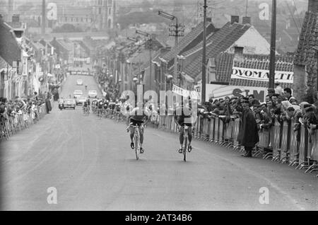 Campionati Mondiali Di Ciclismo A Ronse. Dilettanti. Alla salita del Kruisberg Data: 11 Agosto 1963 Località: Belgio, Ronse Parole Chiave: Sport, ciclismo Foto Stock