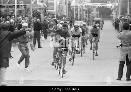 Campionati Mondiali Di Ciclismo A Ronse. Dilettanti. Ravitaillering Data: 11 Agosto 1963 Località: Belgio, Ronse Parole Chiave: Sport, Ciclismo Foto Stock