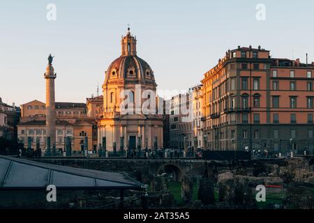 Roma, Italia - 1 gennaio 2020: Vista attraverso le antiche rovine del Foro di Traiano verso La Colonna di Traiano e la chiesa di Santa Maria di Loreto a Roma, Italia Foto Stock