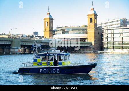 Londra / Regno Unito - 29 novembre 2019: Unità Di Polizia marittima che polizia il Tamigi all'interno Della Grande Londra Foto Stock