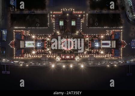 Budapest, Ungheria - veduta aerea del Parlamento illuminato di fama mondiale dell'Ungheria di notte Foto Stock