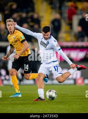 Marco Djuricin (Karlsruhe) sulla palla. GES / Calcio / 2nd Bundesliga: SG Dynamo Dresden - Karlsruher SC, 29.01.2020 Calcio / Calcio: 2nd Divisione Dresda vs Karlsruhe, Dresda, 29 gennaio 2020 | utilizzo in tutto il mondo Foto Stock