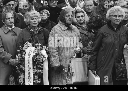 Commemorazione della liberazione di 40 anni del campo di Ravensbrück; donne durante la commemorazione al monumento Ravensbrück sulla Museumplein di Amsterdam Data: 26 aprile 1985 luogo: Amsterdam, Olanda del Nord Parole Chiave: Commemorazioni, campi, monumenti, donne Foto Stock