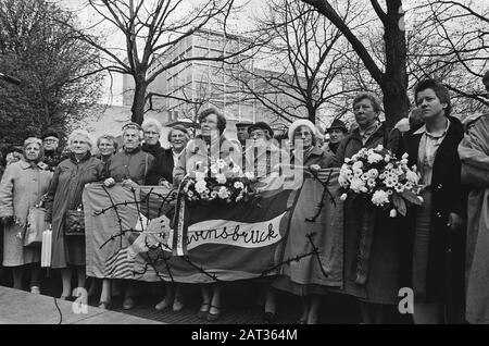 Commemorazione della liberazione di 40 anni del campo di Ravensbrück; donne durante la commemorazione al monumento Ravensbrück sulla Museumplein di Amsterdam Data: 26 aprile 1985 luogo: Amsterdam, Olanda del Nord Parole Chiave: Liberazione, commemorazioni, campi, monumenti, donne Foto Stock