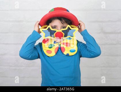 Bambino con clown naso e occhiali buffi nel carnevale Foto Stock