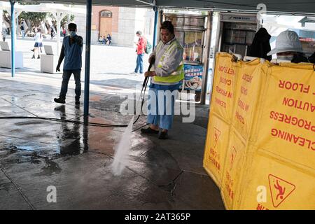 Hong Kong, Cina. 30th Gen 2020. I pulitori di strada usano il getto d'acqua per pulire l'area pubblica a Hong Kong. Mentre il coronavirus si diffonde, l’Organizzazione Mondiale della Sanità terrà una riunione di emergenza giovedì, mentre i funzionari valuteranno se dichiarare un’emergenza sanitaria pubblica. Credito: Keith Tsuji/Zuma Wire/Alamy Live News Foto Stock