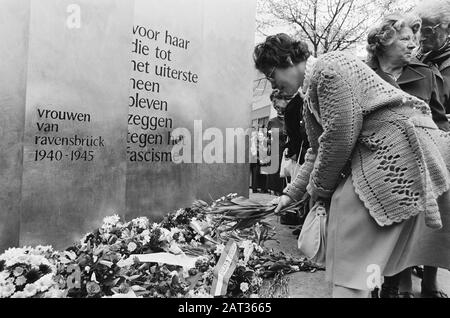 Commemorazione della liberazione Ravensbrück al monumento di Ravensbrück sul Museumplein ad Amsterdam Data: 23 aprile 1982 luogo: Amsterdam, Noord-Holland Parole Chiave: Commemorazioni, monumenti Foto Stock