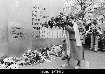 Commemorazione della liberazione Ravensbrück al monumento di Ravensbrück sul Museumplein ad Amsterdam Data: 23 aprile 1982 luogo: Amsterdam, Noord-Holland Parole Chiave: Commemorazioni, monumenti di guerra Foto Stock