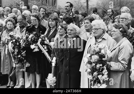 Commemorazione della liberazione Ravensbrück al monumento di Ravensbrück sul Museumplein ad Amsterdam Data: 23 aprile 1982 luogo: Amsterdam, Noord-Holland Parole Chiave: Commemorazioni, monumenti di guerra Foto Stock