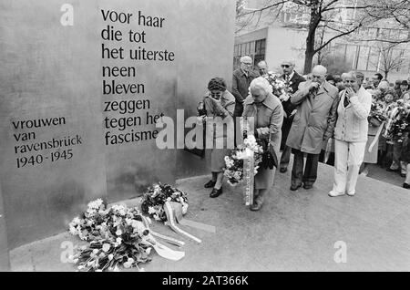 Commemorazione della liberazione Ravensbrück al monumento di Ravensbrück sul Museumplein ad Amsterdam Data: 23 aprile 1982 luogo: Amsterdam, Noord-Holland Parole Chiave: Commemorazioni, monumenti di guerra Foto Stock