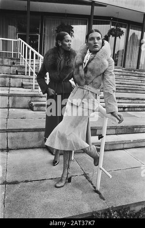 Collezione autunno e inverno Maison Kuiper presentato in Hilton, tailleur con volpe collare di Riva (a sinistra) e camoscio tailleur di Falk (a destra) Data: 31 agosto 1976 Parole Chiave: Moda Nome Persona: Hilton Foto Stock