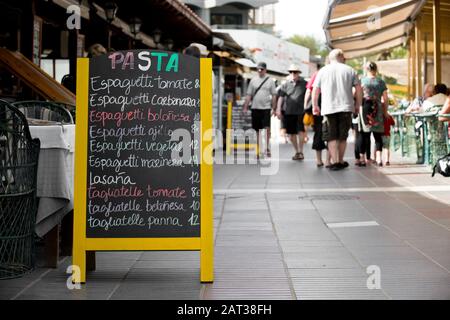 Pasta una tavola da menu a cornice fuori da un ristorante scritto in spagnolo. Foto Stock