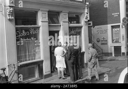 Assassinio di Zeedijk nel caffè John's Place il caffè John's Place dove una sparatoria ha avuto luogo la notte scorsa (8 agosto) Data: 9 agosto 1968 luogo: Amsterdam, Noord-Holland Parole Chiave: Caffè, crimini , chiamate di strada Foto Stock