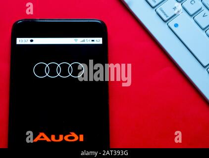 In questa immagine, il logo Audi viene visualizzato su uno smartphone Foto Stock