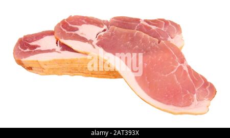 Rasher con pancetta affumicata grezza isolata su sfondo bianco Foto Stock