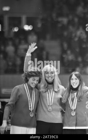 Olimpiadi invernali a Grenoble la tappa onoraria per i medalisti nel pattinaggio per le donne di oltre 1000 metri. Da sinistra a destra Lyudmila Titova (URSS, seconda), Carry Geijssen (Olanda, prima) e Dianne Holum (Stati Uniti, terza) Data: 11 Febbraio 1968 luogo: Grenoble, Svizzera Parole Chiave: Olimpiadi, pattinaggio, nome Della Persona sportiva: Geijssen, Carry, Holum, Dianne, Titova, Lyudmila Institution nome: Winter Olympic Games Foto Stock