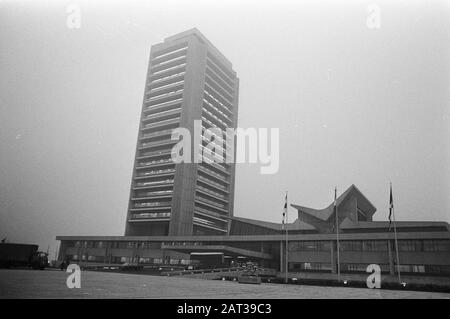 Queen Juliana apre la nuova casa provinciale del Brabante Nord a Den Bosch l'esterno della casa provinciale Annotazione: Architetto della casa provinciale è H.A. Maaskant Data: 12 novembre 1971 Località: Den Bosch, Noord-Brabant Parole Chiave: Case provinciali Foto Stock