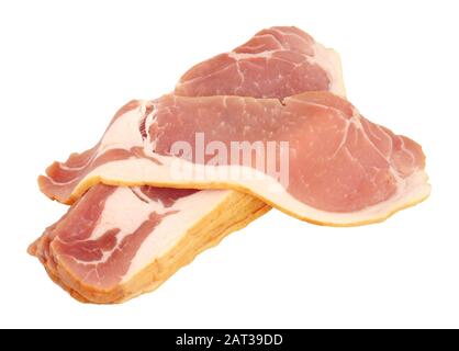 Rasher con pancetta affumicata grezza isolata su sfondo bianco Foto Stock