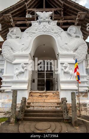 L'entrata ad arco splendidamente decorata alla Casa dell'immagine dello Sri Lankathilaka Rajamaha Viharaya a Rabbegamuwa vicino Kandy nello Sri Lanka. Foto Stock