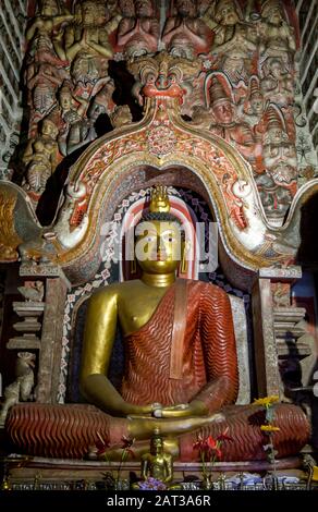 La statua del Buddha seduto all'interno della Casa dell'immagine dello Sri Lankathilaka Rajamaha Viharaya (tempio di Lankatilaka) a Rabbegamuwa vicino a Kandy in Sri Lanka. Foto Stock