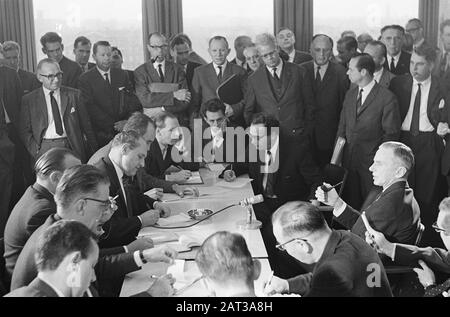 La consultazione salariale, nr. 22, 23 drs. Roemers Data: 14 novembre 1964 Nome personale: DRS. Roemers Foto Stock