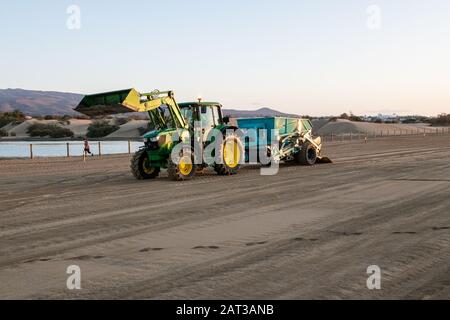 Meccanizzazione pulizia spiaggia. Foto Stock