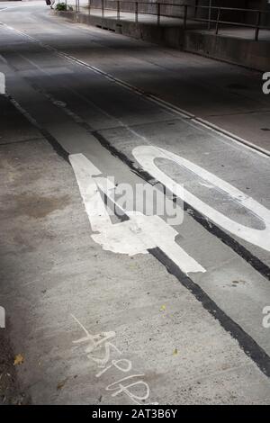 Tiro ad angolo alto di una strada con il numero quaranta dipinto su di bianco Foto Stock