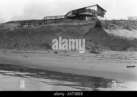 Il padiglione della spiaggia Parnassia vicino a Bloemendaal è minacciato dal collasso dalla duna uscita Il padiglione alla duna bordo Data: 17 dicembre 1973 posizione: Bloemendaal, Noord-Holland Parole Chiave: Dune, beachpadiglioni Foto Stock