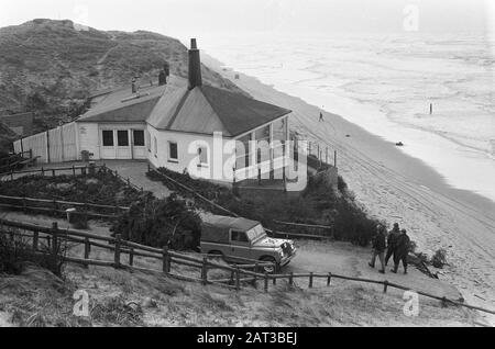 Il padiglione della spiaggia Parnassia vicino a Bloemendaal è minacciato di collasso a causa della duna uscita Il padiglione alla duna bordo Data: 17 dicembre 1973 posizione: Bloemendaal, Noord-Holland Parole Chiave: Dune, padiglioni della spiaggia Foto Stock