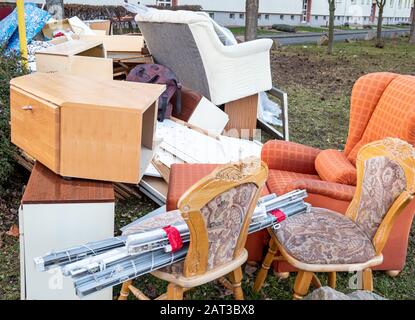 Smaltimento ingombrante dei rifiuti in città Foto Stock