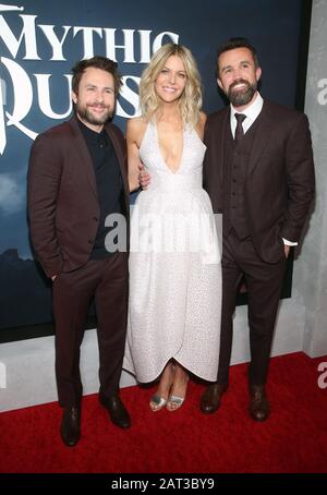 29 Gennaio 2020 - Hollywood, California - Charlie Day, Kaitlin Olson, Rob Mcelhenney. Premiere Di Apple TV + 'quest Metic: Raven's Banquet' tenuto al Cinerama Dome. Photo Credit: FS/AdMedia /MediaPunch Foto Stock