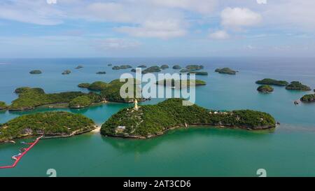 Gruppo di piccole isole in Cento isole Parco Nazionale, Pangasinan, Filippine. Aereo drone: Famosa attrazione turistica, Alaminos. Concetto di vacanza estiva e di viaggio Foto Stock