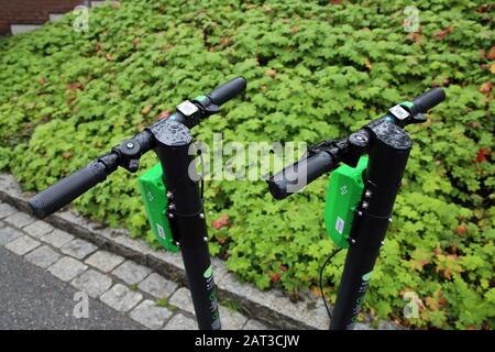 Due scooter a noleggio elettrici Lime fotografati durante una giornata estiva di sole nella passerella di Baana, Helsinki, Finlandia, settembre 2019. Un modo alla moda per muoversi. Foto Stock