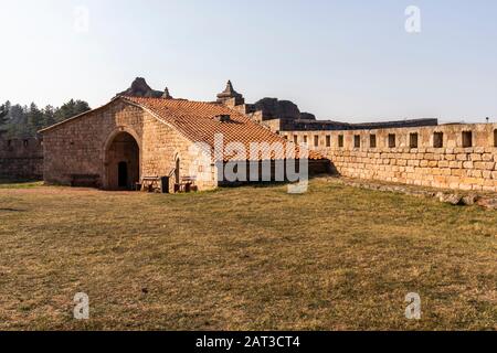 Rovine della fortezza medievale di Belogradchik, conosciuta come Kaleto, la regione di Vidin, Bulgaria Foto Stock