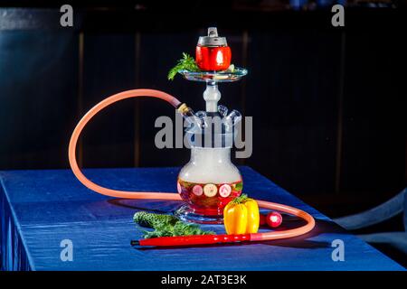 Zoccoli sulle verdure. Ungulati con un matraccio rotondo trasparente, contenente verdure tritate: Pepe, cetrioli, ravanelli, erbe aromatiche. Verdure sono riempite Foto Stock