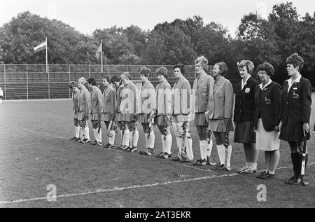 Hockey Signore Paesi Bassi contro Sud Africa 1-4. Squadra olandese e sudafricano Data: 30 settembre 1967 Parole Chiave: Squadre, hockey Foto Stock