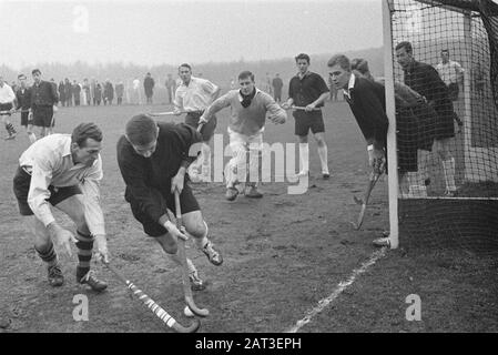 Hockey con gli studenti di Delft, portiere Van de Bergh è supportato da tutta la squadra Data: 18 dicembre 1960 luogo: Pari Parole Chiave: Hockey, portiere Nome utente: Van de Bergh Foto Stock