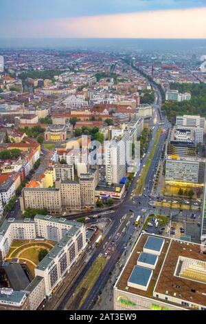 Berlino, Stato di Berlino / Germania - 2018/07/28: Vista panoramica dei quartieri centrale, nord e est di Berlino lungo la via Karl Liebknecht Strasse Foto Stock
