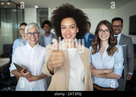 Il successo della società con felice lavoratori in ufficio Foto Stock