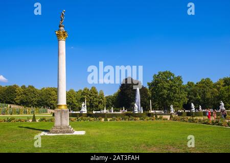 Potsdam, Brandeburgo / Germania - 2018/07/29: vista panoramica del Parco Sanssouci vigna a terrazze giardino dal castello Sanssouci palazzo estivo Foto Stock