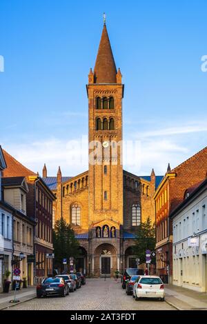 Potsdam, Brandeburgo / Germania - 2018/07/29: storico quartiere della città vecchia con la strada principale dello shopping di Brandenburger Strasse e San Pietro e Paolo Chiesa Foto Stock