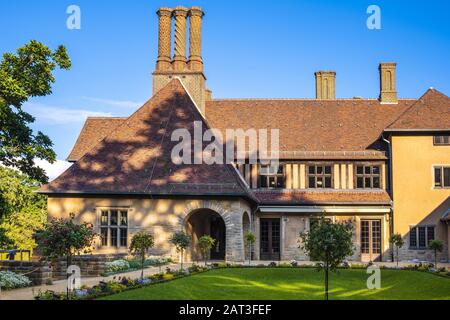 Potsdam, Brandeburgo / Germania - 2018/07/29: L'esterno del Palazzo Cecilienhof - Cecilienhof Schloss - luogo storico della Conferenza di Potsdam del 1945 all'interno del complesso del nuovo Parco Foto Stock