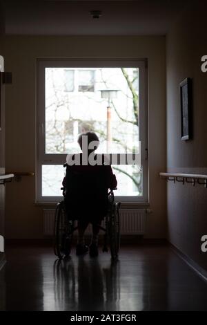 28 gennaio 2020, Sassonia-Anhalt, Magdeburg: Un anziano è seduto su una sedia a rotelle di fronte a una finestra in un dormitorio. Foto: Klaus-Dietmar Gabbert/dpa-Zentralbild/ZB Foto Stock