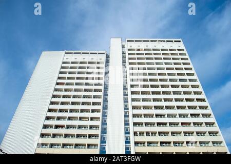 28 gennaio 2020, Sassonia-Anhalt, Magdeburgo: La façade di un alto edificio residenziale. Foto: Klaus-Dietmar Gabbert/dpa-Zentralbild/ZB Foto Stock