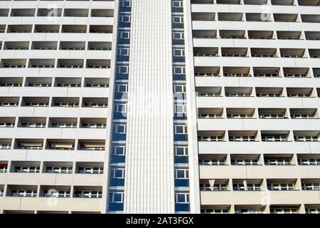 28 gennaio 2020, Sassonia-Anhalt, Magdeburgo: La façade di un alto edificio residenziale. Foto: Klaus-Dietmar Gabbert/dpa-Zentralbild/ZB Foto Stock